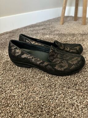 Dansko Olivia Black Bronze Snake Print Leather Slip-On Loafers Flats 37 US 6.5-7